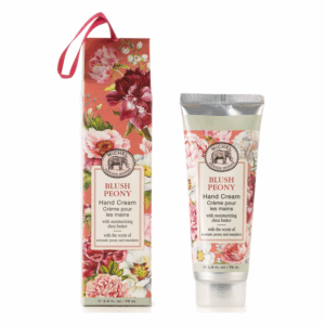 Handcreme ‚Blush Peony‘ in einer dekorativen Verpackung mit floralen Mustern und einem silbernen Tube.