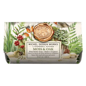 Verpackte Sheabutter-Seife "Moss & Oak" mit Naturmotiven und einem Siegel von Michel Design Works.