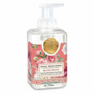 Flüssigseife in einer transparenten Flasche mit pinkem Blumenmuster und goldener Prägung, auf dem Etikett steht "Blush Peony".