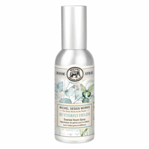 Raumspray von Michel Design Works mit floralem Design und Schmetterlingen, Duft: grüne Pflanzen und Wildblumen.