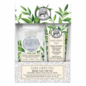 Geschenkset mit Handseife und Handcreme in Earl Grey Tea Düfte, umgeben von grünen Blättern.