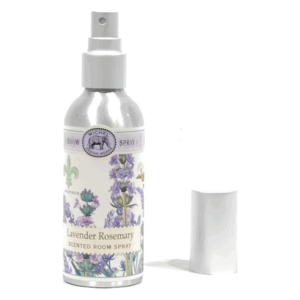 Flasche mit Lavendel-Rosmarin-Raumspray, dekorative florale Etikettgestaltung, silberne Sprühdüse.