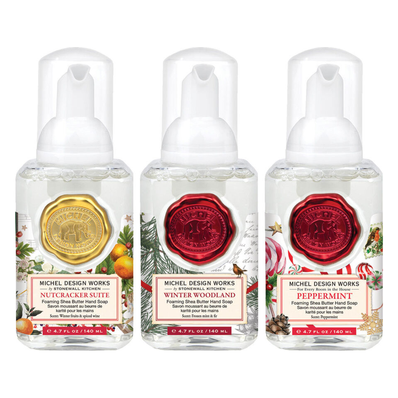 Drei Flaschen Schaumbad-Seife in festlichen Design: Nutcracker Suite, Winter Woodland und Peppermint.