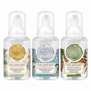 Drei Flaschen Schaumseife mit unterschiedlichen Düften: Peace on Earth, Winterberry & Balsam, White Spruce.