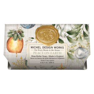 Verpackung einer Shea-Butter-Seife von Michel Design Works mit festlichem Design und Aufschrift "Peace on Earth".