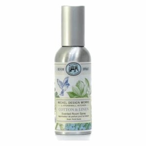 Raumspray in silberner Flasche mit floralem Design, Duftnote Baumwolle und Leinen.