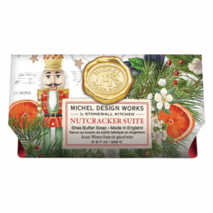 Seife in dekorativer Verpackung mit Nussknacker-Motiv und winterlichen Elementen, Duft von Früchten und Gewürzen.
