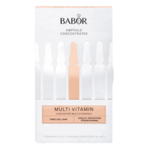 Verpackung mit mehreren Ampullen, die ein Multivitamin-Serum für müde Haut enthalten, im hellen Design.