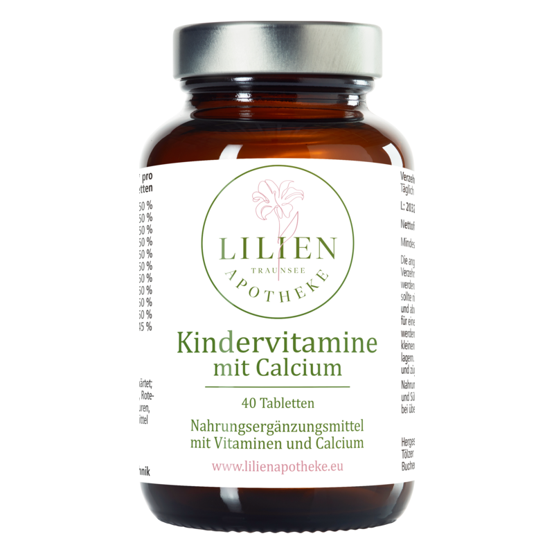 Braune Glasflasche mit Kindervitaminen und Calcium, klar beschriftet mit Inhaltsstoffen und Webseite.