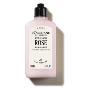 Flasche mit rosa Körperlotion von L'Occitane, mit schwarzem Deckel und französischer Beschriftung 'ROSE'.
