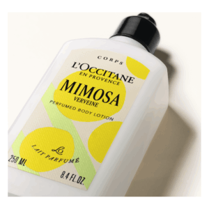 Weißer Pumpflasche mit gelbem Etikett für Mimosa Körperlotion von L'Occitane.