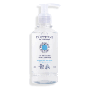 Durchsichtige Flasche mit Pumpverschluss, gefüllt mit micellar Wasser von L'Occitane, mit blauer Etikette.
