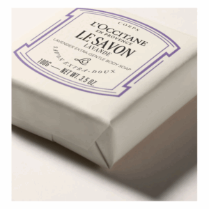 Verpackte Seife von L'Occitane mit Lavendelduft, schlichtes Design in Weiß und lila Akzenten.
