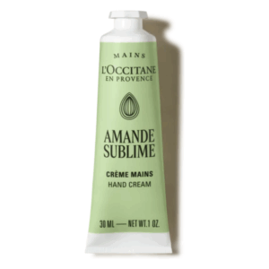 Grüne Metalltube mit Handcreme von L'Occitane, beschriftet "Amande Sublime" und "Crème Mains".