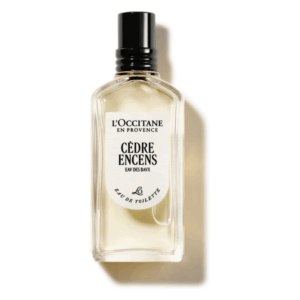 Flasche Eau de Toilette von L'Occitane mit der Aufschrift "Cèdre Encens" in einer klaren, rechteckigen Form und schwarzem Sprühkopf.