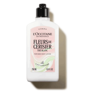 Flasche mit parfümierter Körperlotion Fleurs de Cerisier von L'Occitane, weiße Verpackung mit rosa Label.