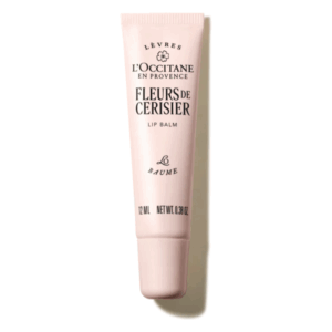 Rosa Lippenbalsam in einer Tube von L'Occitane mit dem Aufdruck "Fleurs de Cerisier".