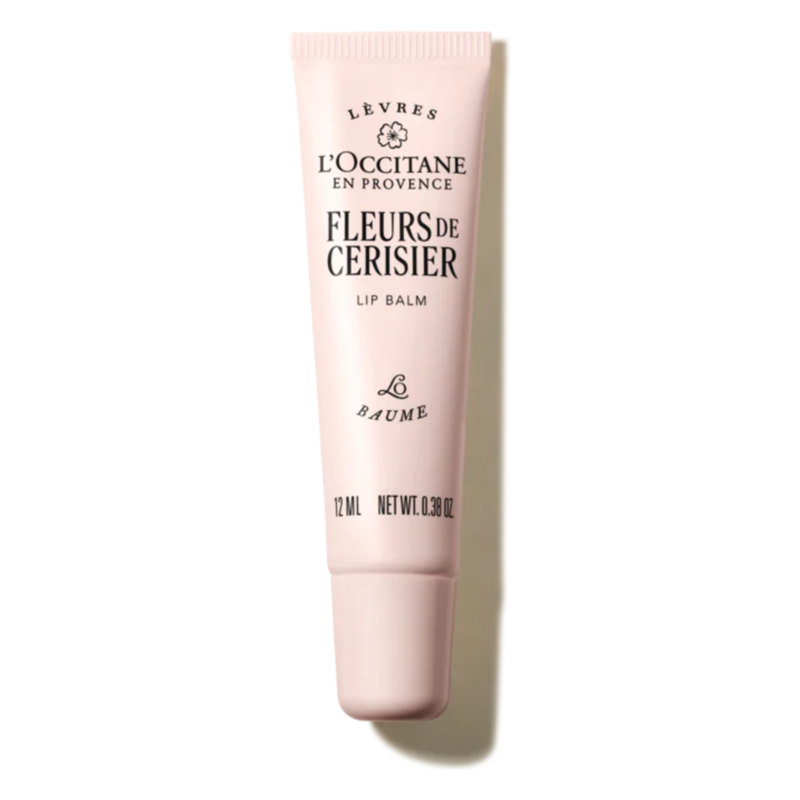 Rosa Lippenbalsam in einer Tube von L'Occitane mit dem Aufdruck "Fleurs de Cerisier".