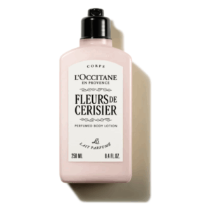 Flasche mit Körperlotion von L'Occitane in rosa, mit schwarzem Verschluss und dekorativem Etikett.