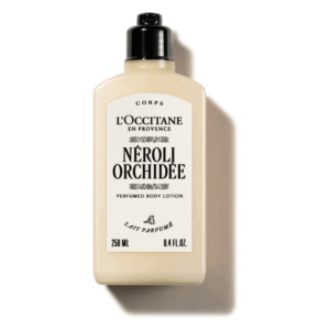 Flasche mit parfümierter Körperlotion von L'Occitane, mit weißem Etikett und schwarzem Deckel.