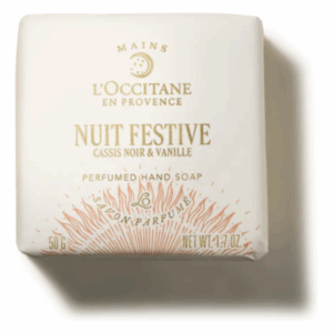 Weiße Handseife von L'Occitane mit Duftnoten von schwarzer Johannisbeere und Vanille, elegant verpackt.