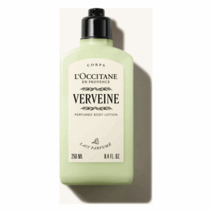 Grüne Flasche mit schwarzem Deckel, enthält parfümierte Körperlotion von L'Occitane, Etikett mit Verveine. 