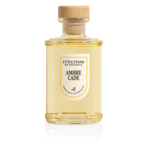Glasflasche mit Holzverschluss, gefüllt mit L'Occitane Ambre Cade Duft für den Innenraum.