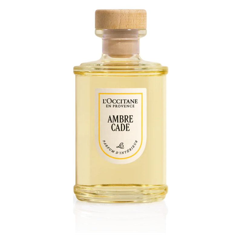 Glasflasche mit Holzverschluss, gefüllt mit L'Occitane Ambre Cade Duft für den Innenraum.