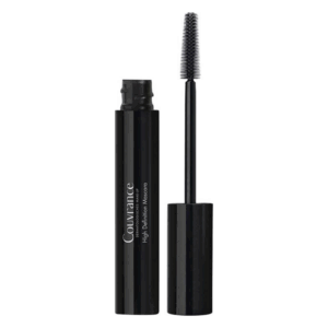 Schwarze Mascara mit einem langen, feinen Bürstchen in einer eleganten Verpackung.