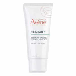 CICALFATE+ Emulsion für empfindliche, irritierte Haut in einer weißen Tube mit grünem und orangenem Schriftzug.