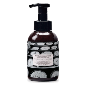 Pumpspender für Schaumburgseife mit einem Etikett in Schwarz-Weiß, Duft von Bourbon und Amber, elegantes Design.