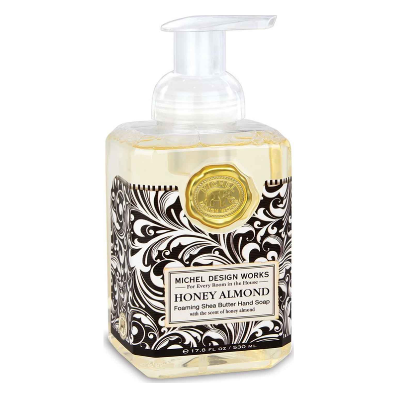 Pumpspender mit schäumender Sheabutter-Handseife in der Sorte Honig-Mandel, verziert mit floralen Mustern.