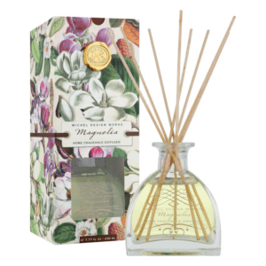 Raumduft aus Glas mit Holzstäbchen in einer dekorativen Verpackung mit Magnolienblüten-Motiv.