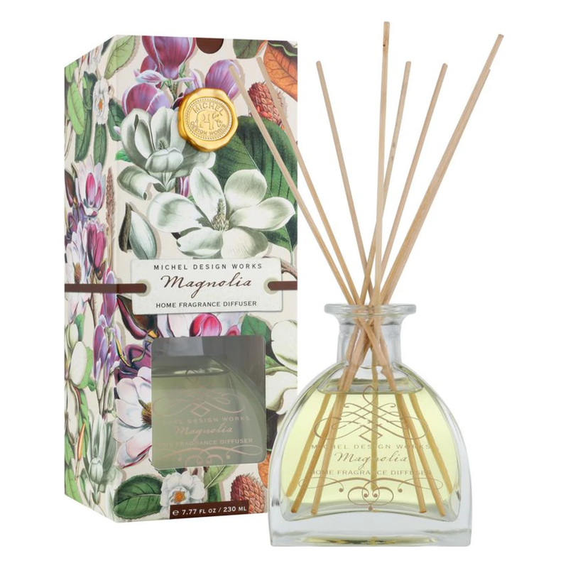 Raumduft aus Glas mit Holzstäbchen in einer dekorativen Verpackung mit Magnolienblüten-Motiv.