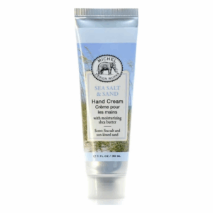 Handcreme in einer Tube mit blauem Design, Duft von Meersalz und sonnengeküsstem Sand, enthält Sheabutter.